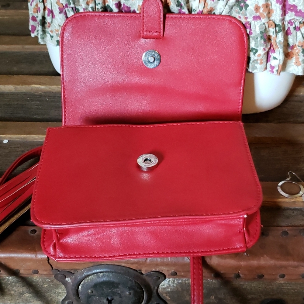 Cute Red Crossbody (bin 5) - Picture 7 of 7